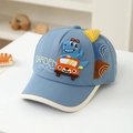 Dettaglio cappellino azzurro per bambini con dinosauro animato alla guida di un'auto - 52cm (3-6 Anni) / Blu