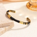 Elegante bracciale rigido in smalto nero e oro in acciaio inossidabile con finitura - Nero