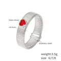 Silberner Edelstahlring mit Textur und einem leuchtend roten Glasstein in Herzform - US 6 / Silber/Rot
