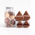 Make-up spons set in bruin en beige met fluwelen poederdonsjes op een witte standaard - Pot + 14-delige set / Bruin
