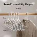 Set di cinque grucce in plastica bianca telescopiche con rivestimento antiscivolo - Spalla Larga Antiscivolo-Colore Casuale