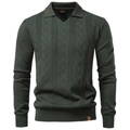 Détail macro du pull en tricot vert foncé montrant la texture géométrique en maille jacquard - S / Vert Armée