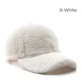 Berretto da baseball minimalista in lana d'agnello bianca, calda texture di peluche invernale - Bianco