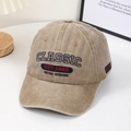 Casquette vintage en coton délavé kaki avec broderie rétro classique sur bureau blanc - Chameau
