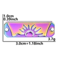 Detalle de colgante sol arcoíris con medidas 3x1cm y acabado de metal iridiscente - Arcoíris