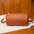 Sac bandoulière cylindre marron avec matelassage en losange et chaîne dorée - Marron