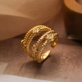 Anillo de espiral bañado en oro con tres estrellas de circón sobre fondo texturizado - Abierto Ajustable / Estilo de Estrella Multicapa Dorado (13889)