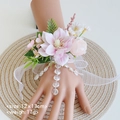 Corsage de poignet élégant avec fleurs artificielles roses et blanches et ruban - Corsage de Poignet - Rose Pêche