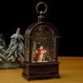 Nahaufnahme der Vintage-Weihnachtslaterne mit einer Szene von Kindern im Schnee - Schneemann und Kind