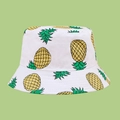 Detail van witte katoenen zonnehoed met geel ananaspatroon en groene bladeren - M (56-58cm) / Wit