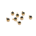 Détail de breloques rondes de 6mm en acier inoxydable doré avec zircons noirs sur fond blanc - 20 Pièces / 11.5g / Cadre Doré / Zircone Vert Foncé