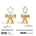 Dettaglio di orecchini bicolore in acciaio inox con stella e fiocco dorato pendente - Stile Orecchino Stella Fiocco Oro (JDE0302023-PS)