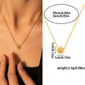 Collier marguerite dorée en acier titane avec dimensions et aperçu porté par un mannequin - Collier Petite Fleur
