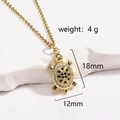Vista detallada del colgante de tortuga de 18mm x 12mm con especificaciones de 4g - Pequeña Tortuga Dorada con Circonia Pave (Estilo 2)