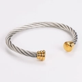 Primer plano de un brazalete en forma de C de cable de acero inoxidable trenzado bicolor - Color Acero Pequeño (Diámetro Interior 60mm)