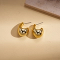 Détail de boucles d'oreilles gouttes épaisses plaquées or 18 carats avec finition polie - Boucles d'oreilles clous - Or (Larime)