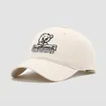 Dettaglio di un cappello da baseball in cotone panna con ricamo di orsetto di pregio - 50cm / Beige