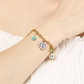 Detail eines goldenen Gliederkettenarmbands mit rosa Emaille-Anhängern und Türkisstein - Rosa Emaille Böser Blick und Hand der Fatima Anhänger Stil (KB203180-SXSJ)