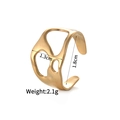 Detailansicht eines hohlen Goldrings mit matter Textur und den Maßen 1,3 cm und 1,8 cm - Matter Abstrakter Hohler Stil (r733-b)