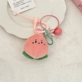 Dettaglio portachiavi in peluche a forma di pesca rosa con moschettone e catena acrilica - Pesca