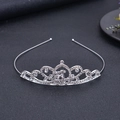 Detailansicht der glitzernden Kristalle und Herzmuster auf dem silbernen Diadem - Krone Stil F / Silber