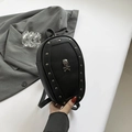 Zaino gotico a forma di bara nera con teschio in metallo e borchie in pelle martellata - Teschio nero