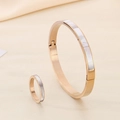 Detail von Roségold Armband und Ring-Set mit Einlagen aus weißem Perlmutt - US 6 / Roségold
