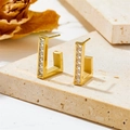 Orecchini a G dorati con pietre quadrate trasparenti su una base di pietra grezza - Oro Geometrico a Forma di C / Oro Zircone Bianco (G612)