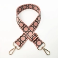 Détail de la bandoulière rose réglable avec motifs géométriques et boucles dorées - Fermoir en Argent / Rose