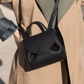 Τσάντα Nano από μαύρο δέρμα με κόκκους, λαβή και ρυθμιζόμενο λουράκι ώμου από δέρμα - Χωρίς κουτί δώρου / Μαύρο / Μικρό