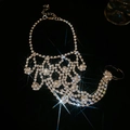 Primer plano de anillo-pulsera plateado con borlas de cristal brillante y flecos - Plateado