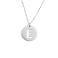 Gros plan du pendentif rond en acier inoxydable argenté avec la lettre E évidée sur chaîne - Lettre E (Couleur Acier)