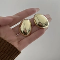 Orecchini a perno ovali dorati minimalisti con finitura a specchio mostrati per le dimensioni - Stile Chicco Ovale / Oro