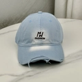 Détail de la casquette délavée bleu clair avec broderie MJ FASHION et bords effilochés - Taille Unique (58-60cm) / Bleu