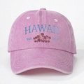 Vue détaillée de la broderie HAWAII sur le tissu délavé rose de la casquette de baseball - Taille unique / Rose