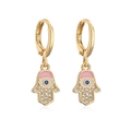 Boucles d'oreilles Main de Hamsa dorées à l'or 18K avec émail rose et zircon bleu - Main de Fatma en Émail Rose