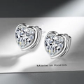 Elegantes pendientes de corazón plateados con brillantes piedras de circonita - Circón Blanco