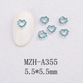 Gros plan de bijoux d'ongles en cœur de 5,5mm avec strass bleus et base argentée - Style Coeur Creux(A355)