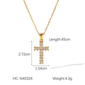 Dettaglio pendente a croce dorata con misure 2,72x1,54 cm e catena a O di 45 cm - Stile Croce Grande Pavé Intarsiato (HC-N40324) / Oro