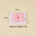 Set di ciondoli in miniatura a forma di fiore rosa su piatto quadrato bianco - Torta ai Fiori di Prugno (Senza Gancio)