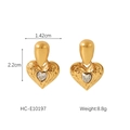 Vista detallada de pendientes de corazón dorados con circón y medidas 1,42cm x 2,2cm - Estilo de Gota de Corazón (HC-E10197)