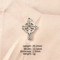 Dettaglio del ciondolo nodo celtico argento con dimensioni 20,2 mm x 13,3 mm su sfondo beige - Color Acciaio