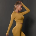 Gros plan sur la maille sans couture de l'ensemble de yoga jaune moutarde - S / Hauts / Jaune