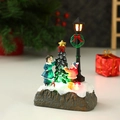 Miniatura natalizia luminosa con figure che decorano un albero vicino a un lampione acceso - Stile Lampione dell'Albero di Natale