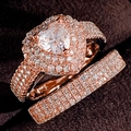 Luxus Verlobungsring Set in Roségold mit herzförmigem Zirkon und funkelnden Pavé Diamanten - US 7 / Roségold