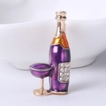 Détail d'une broche bouteille de vin et verre en émail violet avec des cristaux - Violet