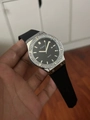 Détail de la lunette argentée avec strass incrustés et vis décoratives de la montre - Boîtier Argent Bracelet Silicone Noir