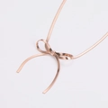 Primer plano del collar de lazo oro rosa con cadena de serpiente plana y brillo - Oro rosa