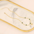 Collana dorata con cuori color smeraldo e ciondolo a farfalla su vassoio di marmo - Stile Catena a Serpente Cuore Farfalla (1#)