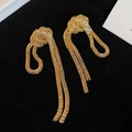 Macro-detail van gouden mesh kwastjes en geknoopt ontwerp op vintage stijl oorbellen - Goud (925 Zilveren Naald)